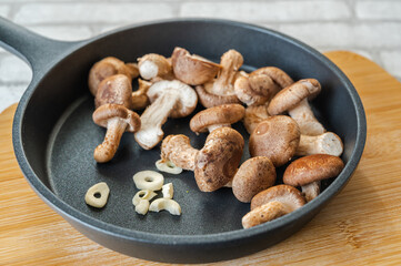 シイタケのガーリック炒め