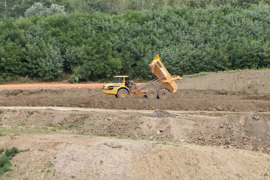 Gelber Kipplaster in einem Steinbruch, Tongrube