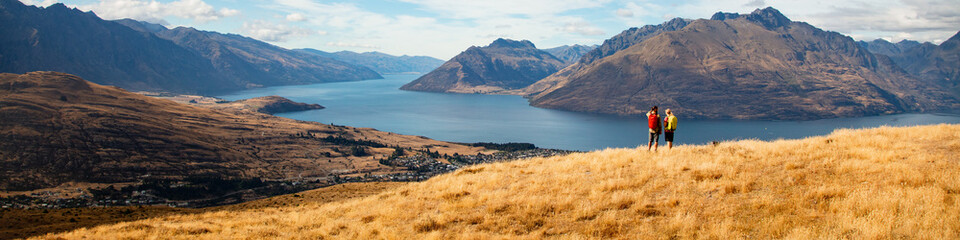 Obraz premium Panorama of young backpacking New Zealand adventure hikers