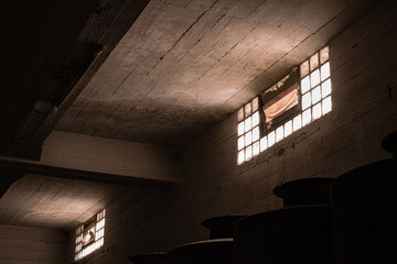 Ventana de sótano abandonado con luz entrando