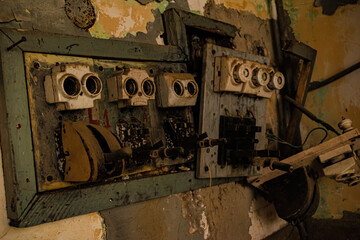 Fototapeta na wymiar maquinas, arquitectura y aparatos de fábrica abandonada