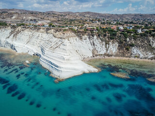 Luftbild von weißen Felsklippen an der Scala dei Turchi, Sizilien, Italien, mit türkisfarbenem klarem Wasser. Drohnenaufnahme der Kalksteinformationen und des Strandes