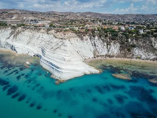 Tableaux sur verre Scala dei Turchi, Sicile Vue aérienne de falaises rocheuses blanches à Scala dei Turchi, Sicile, Italie, avec de l& 39 eau claire turquoise. Tir de drone de la formation rocheuse calcaire et de la plage