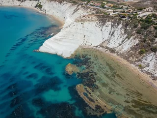 Photo sur Plexiglas Scala dei Turchi, Sicile Vue aérienne de falaises rocheuses blanches à Scala dei Turchi, Sicile, Italie, avec de l& 39 eau claire turquoise. Tir de drone de la formation rocheuse calcaire et de la plage