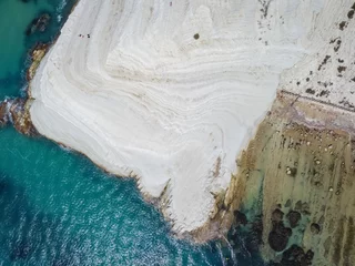 Crédence de cuisine en verre imprimé Scala dei Turchi, Sicile Vue aérienne de falaises rocheuses blanches à Scala dei Turchi, Sicile, Italie, avec de l& 39 eau claire turquoise. Tir de drone de la formation rocheuse calcaire et de la plage