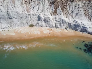 Cercles muraux Scala dei Turchi, Sicile Vue aérienne de falaises rocheuses blanches à Scala dei Turchi, Sicile, Italie, avec de l& 39 eau claire turquoise. Tir de drone de la formation rocheuse calcaire et de la plage