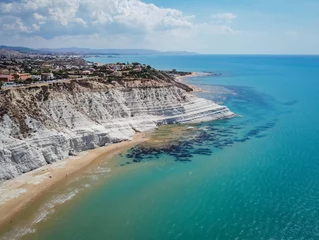 Photo sur Plexiglas Scala dei Turchi, Sicile Vue aérienne de falaises rocheuses blanches à Scala dei Turchi, Sicile, Italie, avec de l& 39 eau claire turquoise. Tir de drone de la formation rocheuse calcaire et de la plage