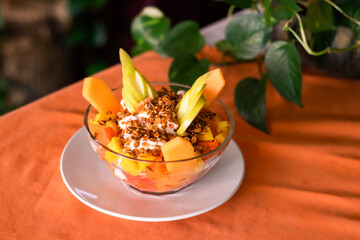 Bol de frutas con granola y yogurt 
