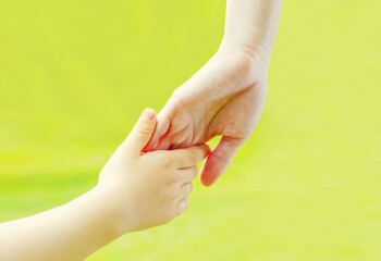 Naklejka premium Close up hand child and hand mother outdoors