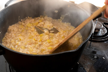 Risoto en olla sacando humo