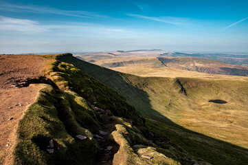 View of corn du from pen y fan during spring 2022, south wales brecon beacons - obrazy, fototapety, plakaty