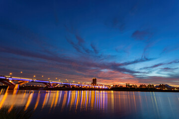 Obraz premium Sunset river landscape along the Dadaocheng area