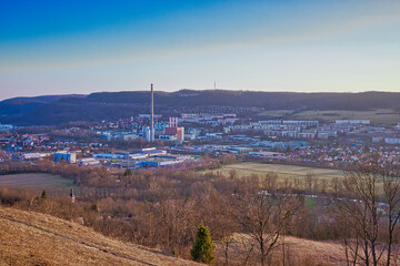 Blick von der Saale Horizontale auf den Stadtteil Jena Burgau mit Kraftwerk und Schornstein,...