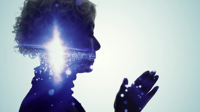 瞑想するシニア女性　マインドフルネス