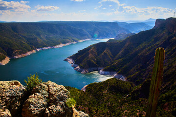 presa de zimapan, vista escenica de las monta&ntilde;as al rededor de el rio 