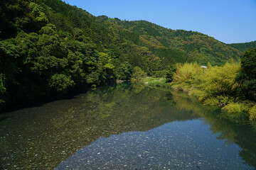 田舎の美しい川と山