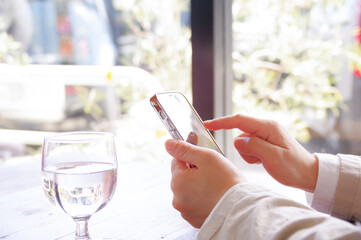 スマホを操作する女性