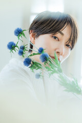 Naklejka premium 花を持つ女性ポートレート