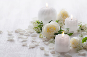 Obraz na płótnie Canvas 白いバラと白いキャンドル