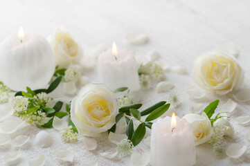 Obraz na płótnie Canvas 白いバラと白いキャンドル