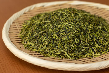 ざるに盛られた緑色の茶葉