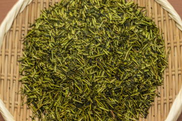 竹ザルの上の茶葉にクローズアップ