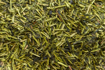 緑色の乾いた茶葉にクローズアップ