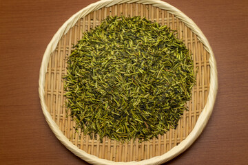 真上から眺める円形の竹ザルと乾いた茶葉