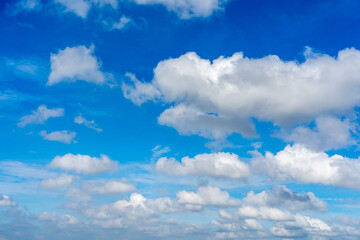 Fototapeta na wymiar Blue sky with white cumulus clouds floating