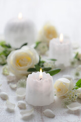 白いバラと白いキャンドル