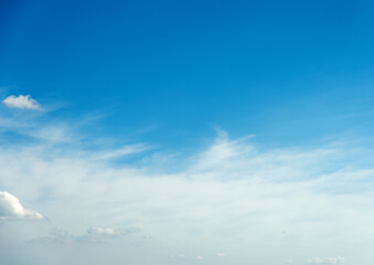 Obraz premium Soft white clouds against blue sky