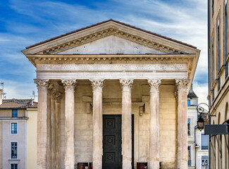 Obraz premium Street Shops Maison Caree Ancient Roman Temple Nimes Gard France