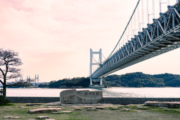 倉敷市の田土浦公園から見上げる瀬戸大橋