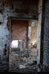 Stary uszkodzony budynek fabryki w środku.