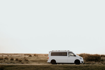 Obraz na płótnie Canvas T5 campervan parked in the countryside 