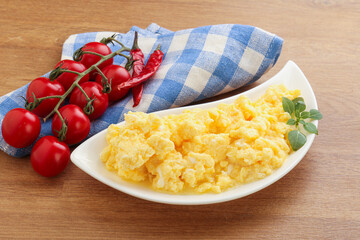 Scrambledd egg in the bowl