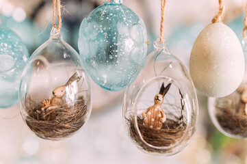 Ostereier und Osterhasen in Glaskugel als Osterdekoration