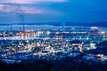 Fototapeta na wymiar 岡山県の水島コンビナート・工場夜景、鷲羽山スカイライン展望台から