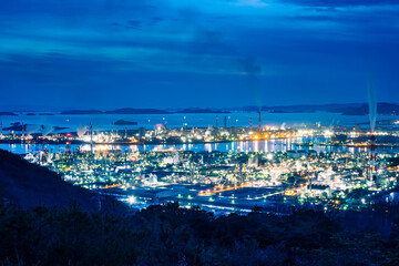 Obraz premium 岡山県の水島コンビナート・工場夜景、鷲羽山スカイライン展望台から