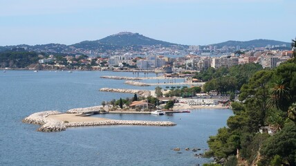 Panorama sur la mer Méditerranée, la côte et les plages du Mourillon dans la ville de Toulon,...