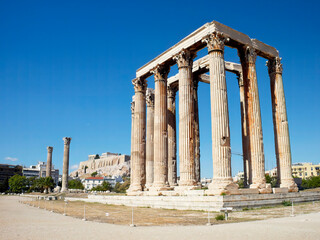 Obraz premium The Olympian Zeus, ancient Corinthian style temple, and Acropolis of Athens in the background, Greece