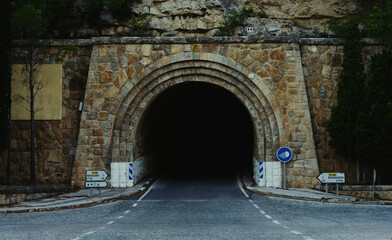 Entrada a un tunel // Benagéber, Valencia, España - obrazy, fototapety, plakaty