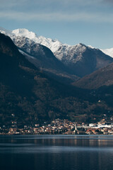 Fototapeta premium lake como with mountains covered with snow