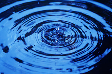Naklejka na ściany i meble water droplets affect the surface, forming rings on the surface.