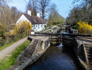 Fototapeta na wymiar Lock Keepers Cottage and Lock on Grand Union Canal, UK