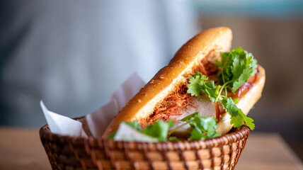 Banh Mi Sandwich aus Vietnam als Street Food vom Foodtruck auf einem Straßenfest für die Hand in Vietnam