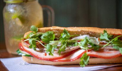Banh Mi Sandwich aus Vietnam als Street Food vom Foodtruck auf einem Straßenfest für die Hand in Vietnam