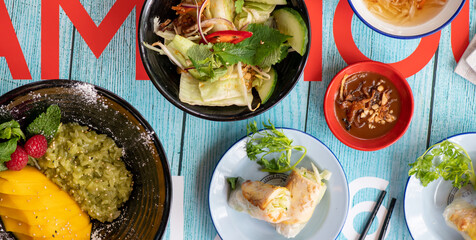 top view auf Frühlingsrollen und asiatischem Street Food auf einem Food Festival