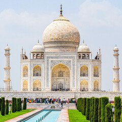 Obraz premium The Taj Mahal is an ivory-white marble mausoleum on the south bank of the Yamuna river in the Indian city of Agra, Uttar Pradesh, Taj Mahal, Agra, Uttar Pradesh, India, sunny day view