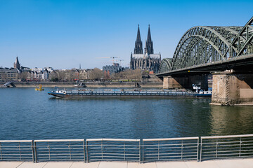Rheinufer in Köln mit Schiff vor dem Dom